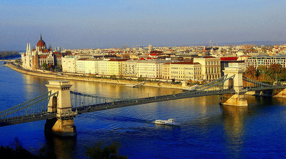 https://d3r8gwkgo0io6y.cloudfront.net/upload/Chain bridge on danyube river.jpg